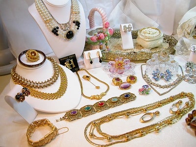 Pawn Antique Jewelry for the most cash possible!! - Oro Express Mesa Pawn and Gold